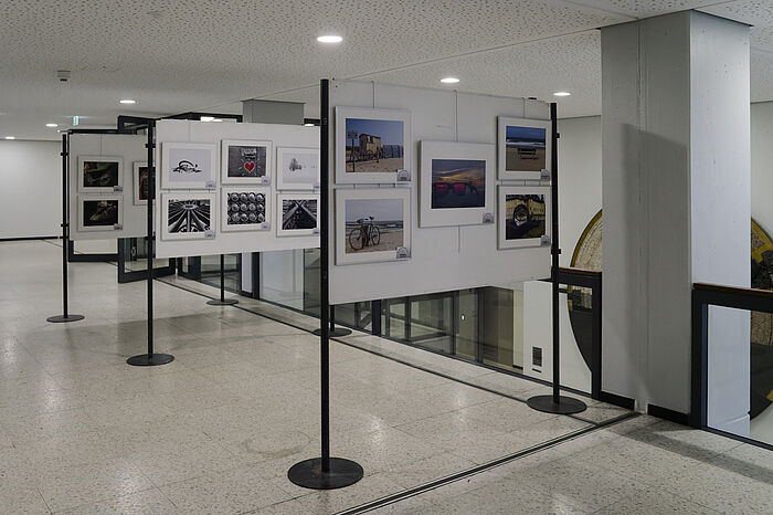 Fotografien und Stellwände im Rathaus Alsdorf