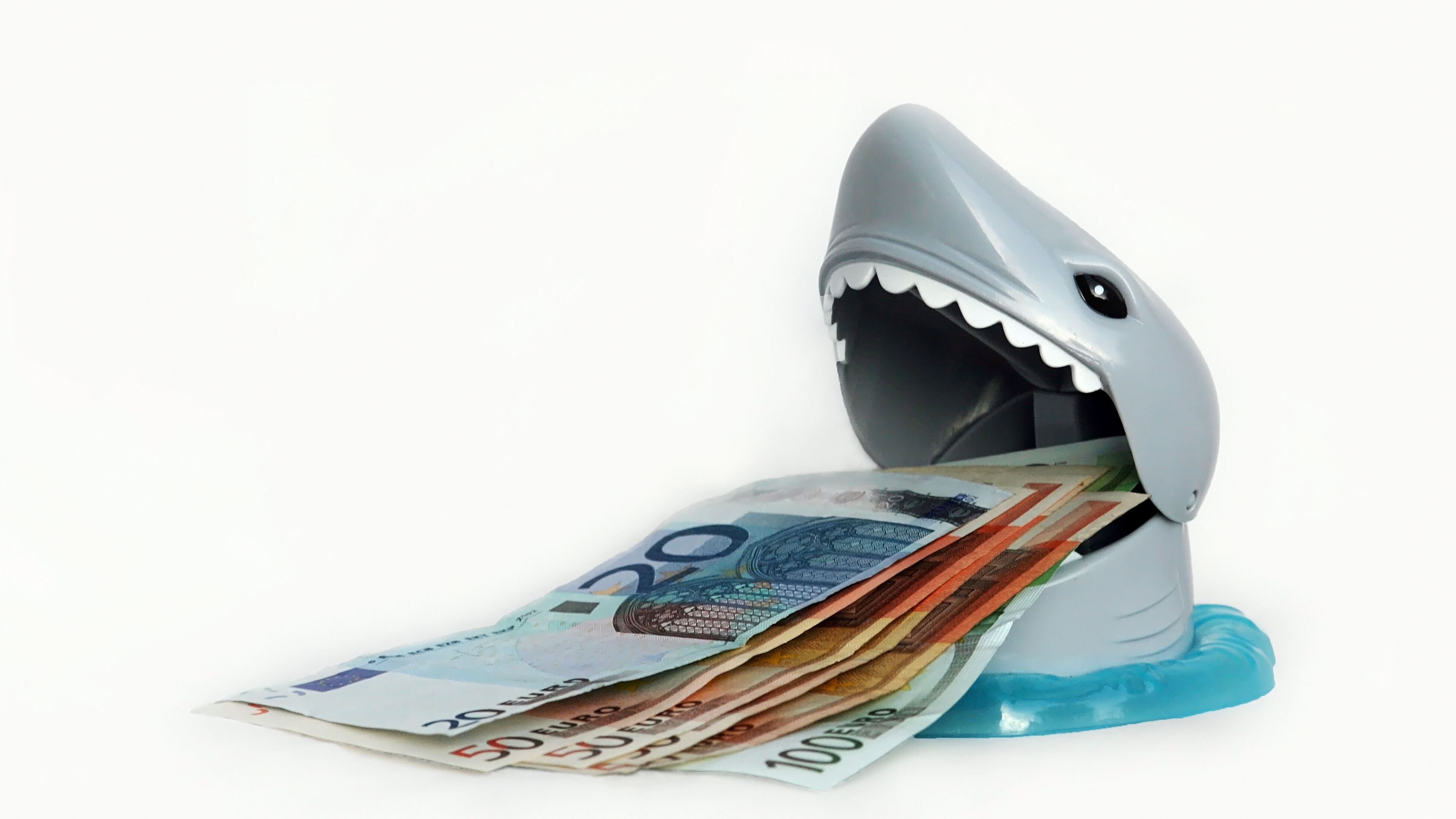 Geldfressender Hai als Symbol für eine Kostenfalle