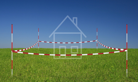 Illustration eines Hauses mit abgesteckten Grundstücksgrenzen als Sinnbild für Grundstücksmessungen