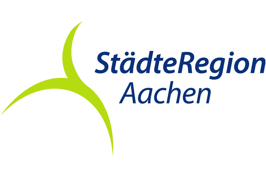 Logo StädteRegion Aachen, blauer Schriftzug mit grünem Zeichen auf weißem Hintergrund