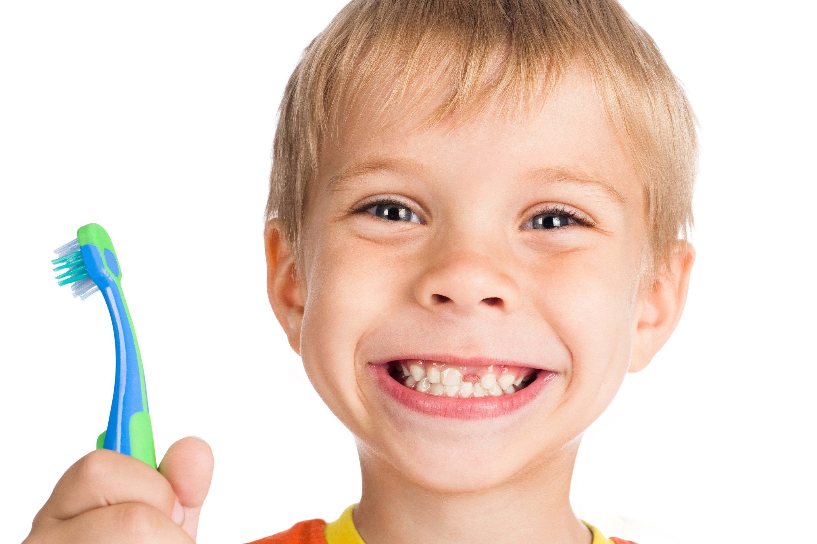 Junge mit strahlenden Zähnen und Zahnbürste