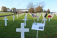 Blick auf die weißen Kreuze des Soldatenfriedhofs Henri-Chapelle