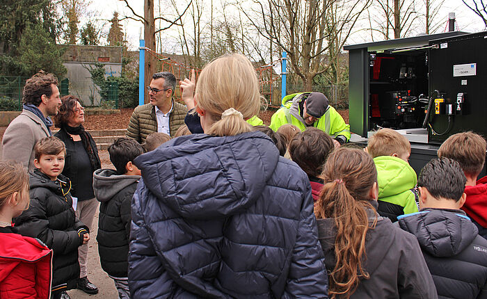Die Kinder der Klasse 4a der Katholischen Grundschule Stolberg-Atsch waren sehr neugierig, wie die neue semistationäre Geschwindigkeitsüberwachungsanlage funktioniert. Die neue Technik macht ab sofort auch in Eschweiler und Stolberg den Straßenverkehr sicherer. Links oben: Bürgermeister Patrick Haas und Kreisdirektorin Birgit Nolte.