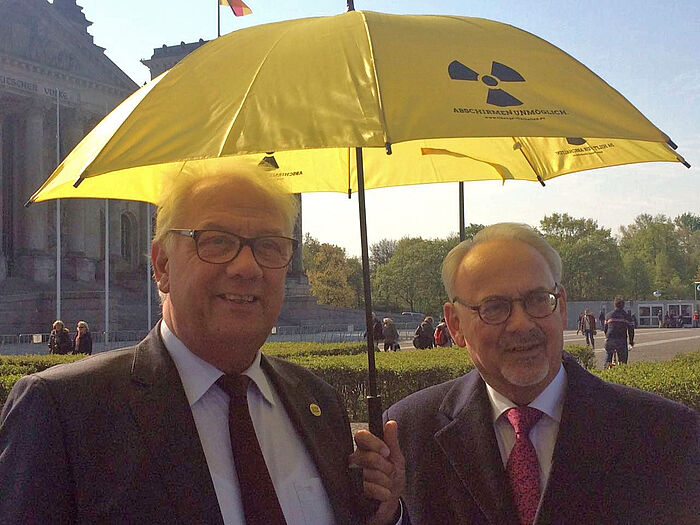 Foto mit MdB Helmut Brandt: Der Schirm ist nur symbolisch – er bietet keinen Schutz gegen gefährliche Alpha-, Beta- oder Gammastrahlen, die im Falle eines Super-Gaus schwere Schäden in der Aachener Region anrichten könnten! Deshalb ist es dem Bundest