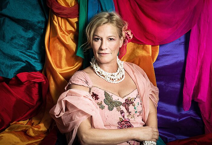 Suzanne von Borsody Porträt der Schauspielerin von Borsody vor bunten, drappierten Stoffen