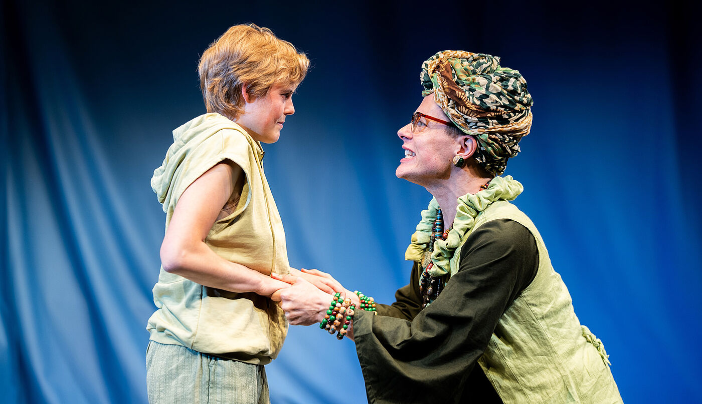 Caro (l.)  mit ihrer Tante Ute (r.), die Caro immer gegen ihren Willen knuddeln möchte.