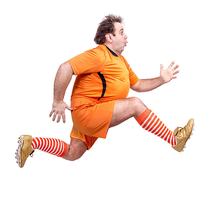 Ein übergewichtiger Mann in oranger Sportlerkluft läuft von links nach rechts