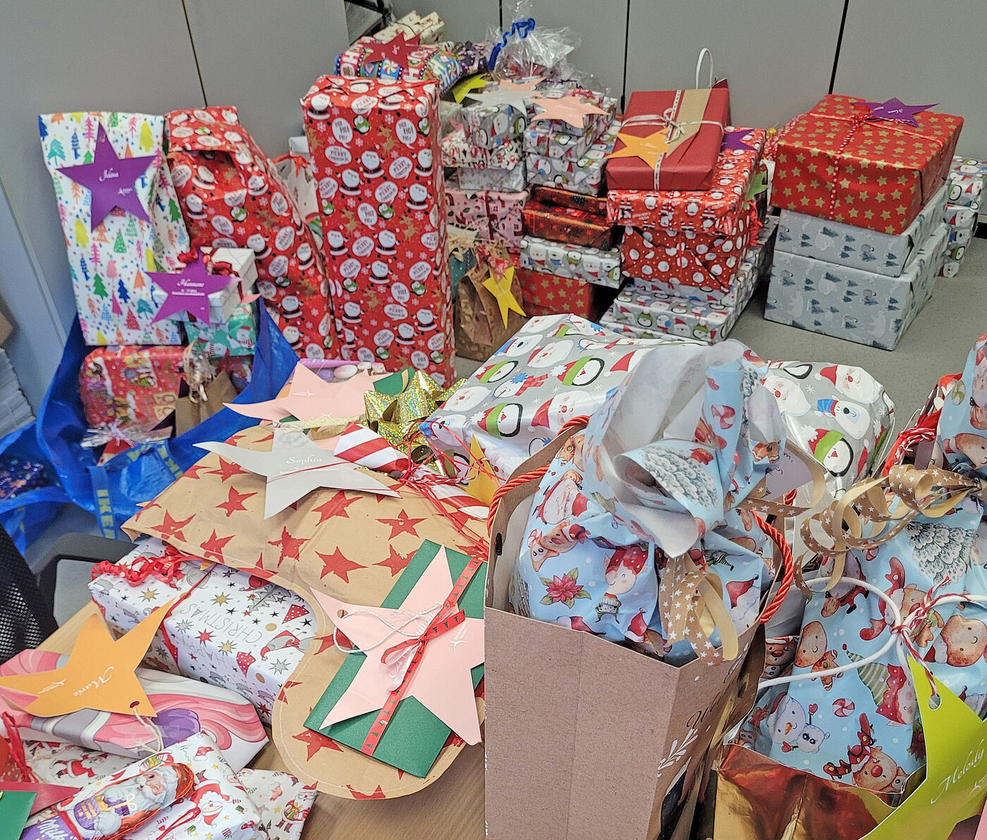 Viele Geschenke auf einem Tisch.