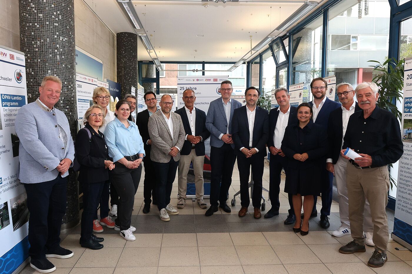 Städteregionsrat Dr. Tim Grüttemeier (Mitte r.) und Thomas Fürpeil von der EVS Euregio Verkehrsschienennetz GmbH (Mitte l.) freuen sich über den Auftakt der Wanderausstellung „25 Jahre euregiobahn“ im Haus der StädteRegion.
