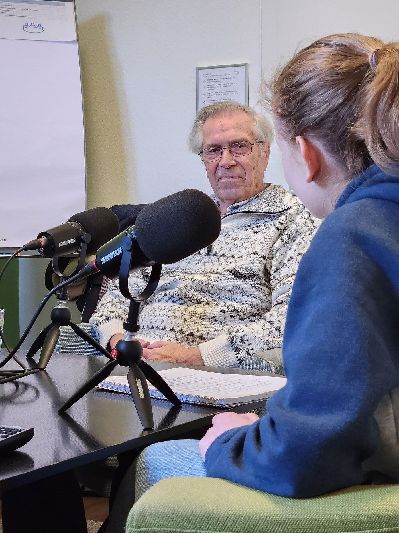 Zeitzeuge Hans Bücken im Interview mit einer Schülerin für die Podcastfolge „Zug der Erinnerungen“. 