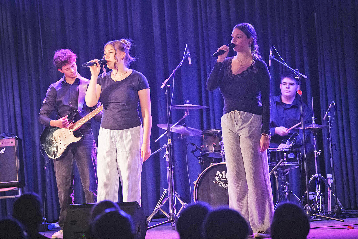 Am 12. November findet in Herzogenrath das erste Kulturrucksack-Festival in der StädteRegion Aachen statt. Im Bild eine Aufführung nach einem Songwriter-Projekt im Rahmen des Kulturrucksacks 2025 am Gymnasium Herzogenrath.