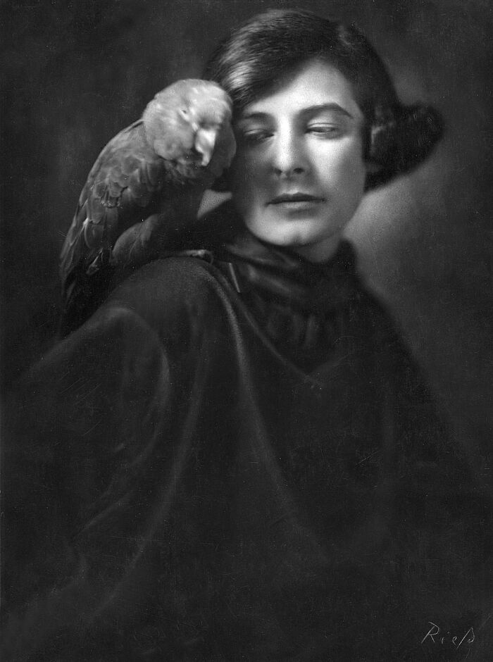 Frieda Riess, Selbstbildnis mit Papagei, 1922