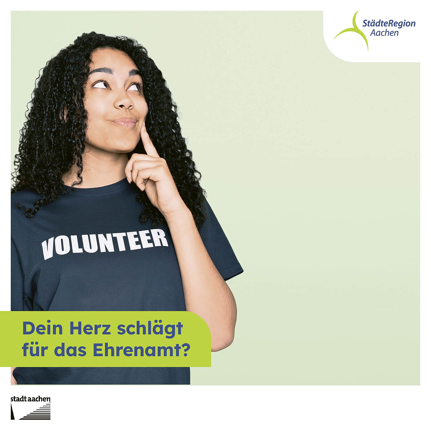 Eine junge Frau schaut nach oben und macht eine nachdenkliche Pose. 