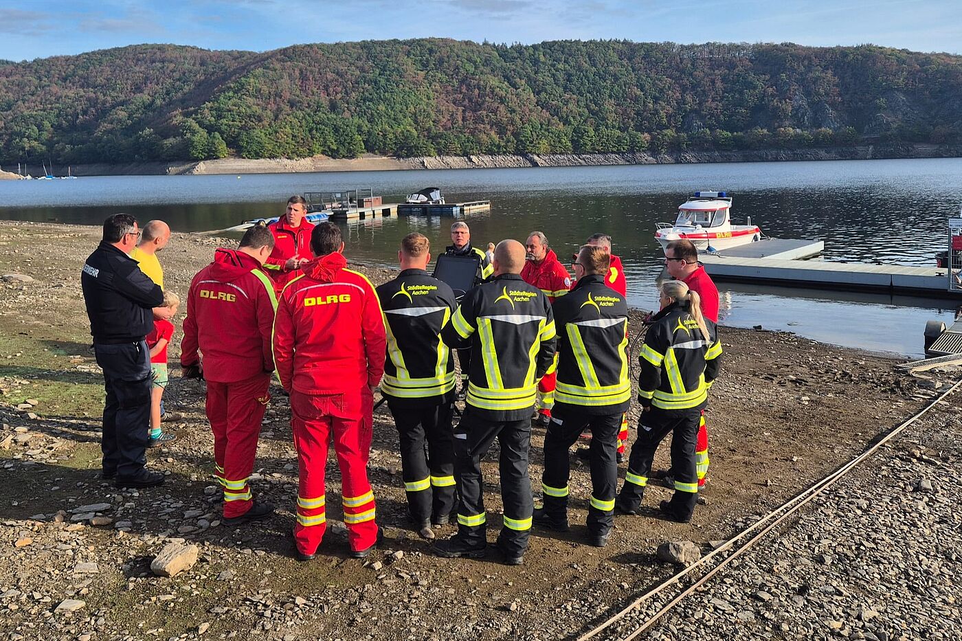 Die gemeinsame Lageerkundung aus der Luft und unter Wasser dient dazu, auch bei komplexen Einsatzlagen ein möglichst vollständiges Lagebild zu gewinnen.
