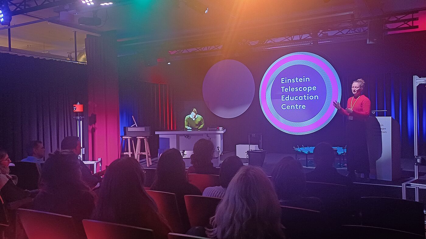 Im Einstein Telescope Education Center informieren sich Lehrer über die Bildungsangebote dort