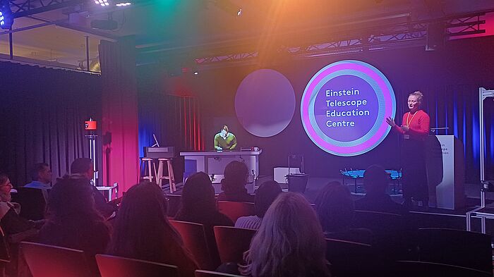 Im Einstein Telescope Education Center informieren sich Lehrer über die Bildungsangebote dort