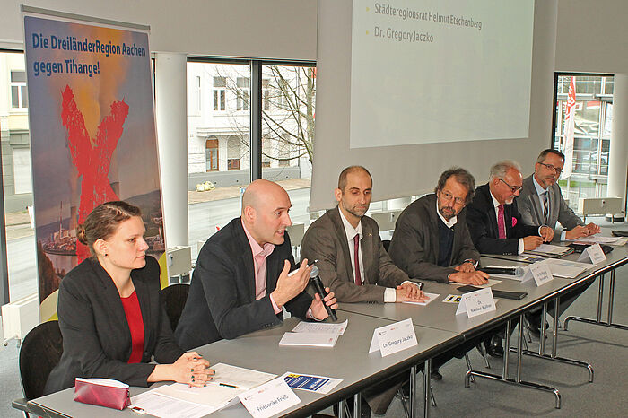 Das Podium während der Pressekonferenz zur INRAG-Tagung (v.l.n.r.): Friederike Frieß, Dr. Gregory Jaczko, Dr. Nikolaus Müllner, Dr. Wolfgang Renneberg, Städteregionsrat Helmut Etschenberg und Pressesprecher Detlef Funken.