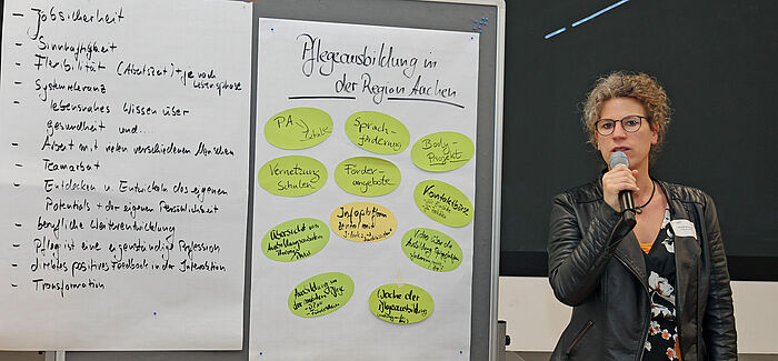 eine Referentin des Fachtags stellt die Ergebnisse aus einem Workshop vor.