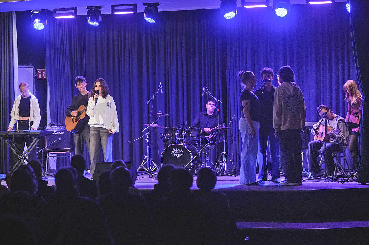 Schüler auf einer Bühne