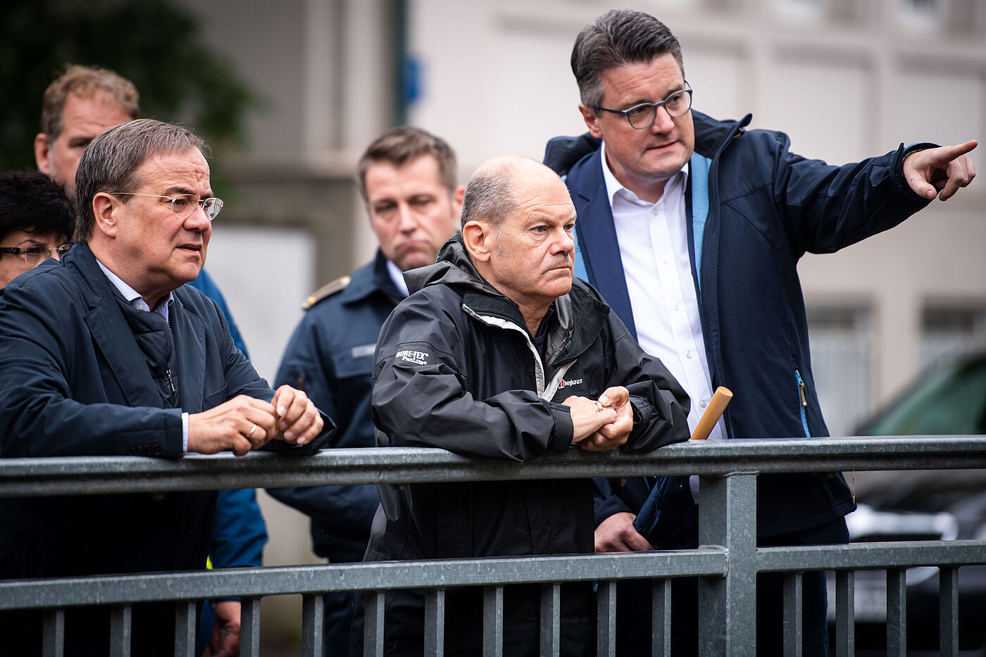 Nach der Flut machten sich auch hochrangige Politiker ein Bild von den Schäden. Am 03. August 2021 waren unter anderem der damalige NRW-Ministerpräsident Armin Laschet, der damalige Bundesfinanzminister Olaf Scholz und Städteregionsrat Dr. Tim Grüttemeier (vorne von links) in Stolberg.