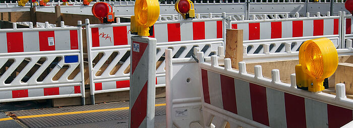 Straßenbaustelle mit Absperrung