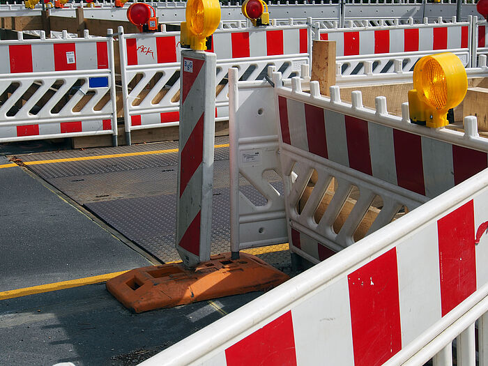 Straßenbaustelle mit Absperrung