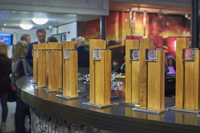 auf einem Thresen stehen mehrere Eifel Awards