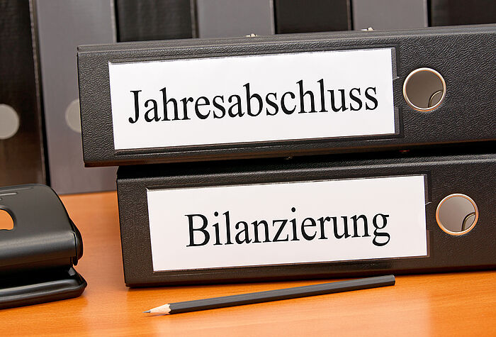 zwei Ordner beschriftet mit Jahresabschluss und Bilanzierung
