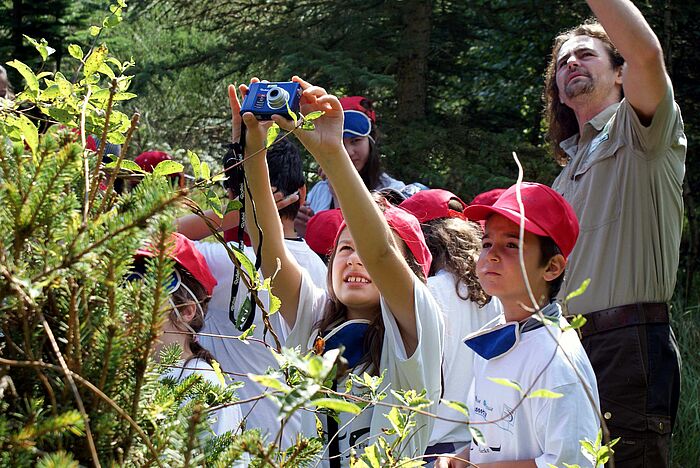 Kinder bei einem Ausflug mit Ranger im Wald