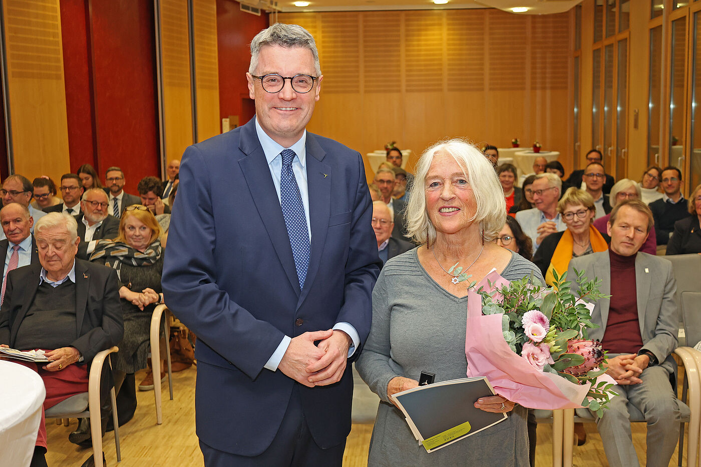 Ein Mann und eine Frau mit Blumenstrauß.