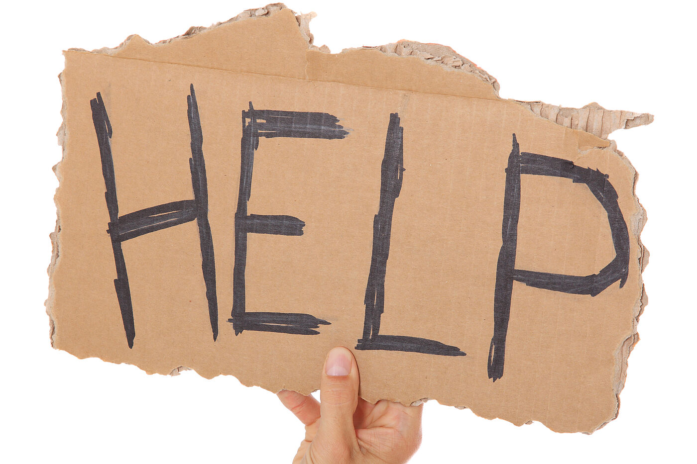 Ein Stück Pappkarton mit dem Wort Help wird hochgehalten