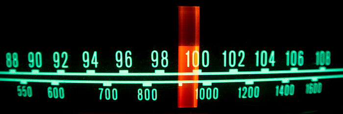 Frequenzband eines alten Radiogeräts von 88 bis 108 Khz