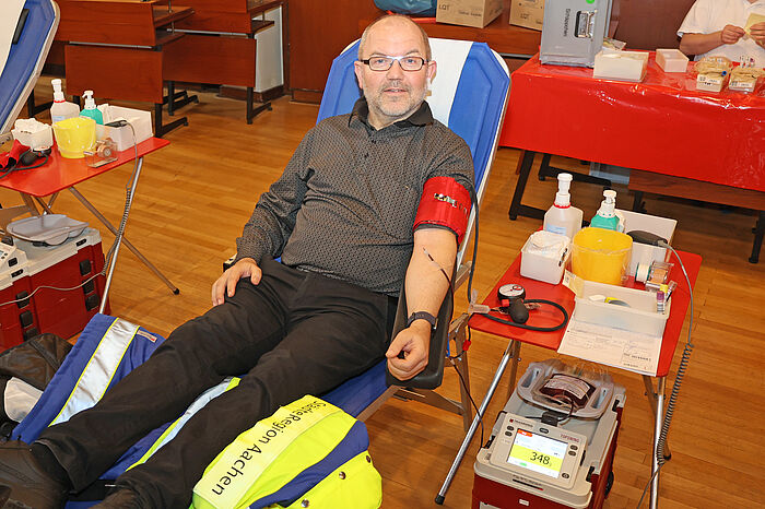 Ein Jubiläum der ganz besonderen Art konnte jetzt Mario Lennartz feiern. Der Mitarbeiter des Amtes für Rettungswesen und Katastrophenschutz hat bei dem Termin zum 150sten Mal Blut gespendet. 