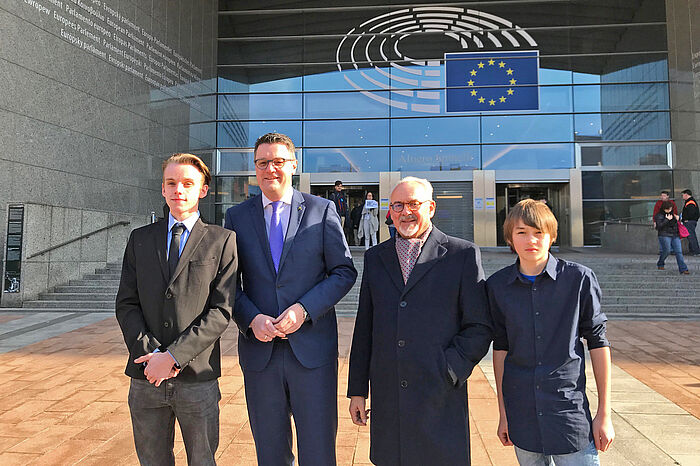 Vor dem Parlamentsgebäude in Brüssel (von links): Bryan Kroker (Bezirksschülervertretung), Städteregionsrat Dr. Tim Grüttemeier, Helmut Etschenberg und Sebastian Schick (Bezirksschülervertretung).