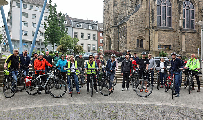 Zum Auftakt des Stadtradelns hat sich Susanne Lo Cicero-Marenberg mit Mitarbeitenden der StädteRegion getroffen, um die ersten gemeinsamen Kilometer zu sammeln.