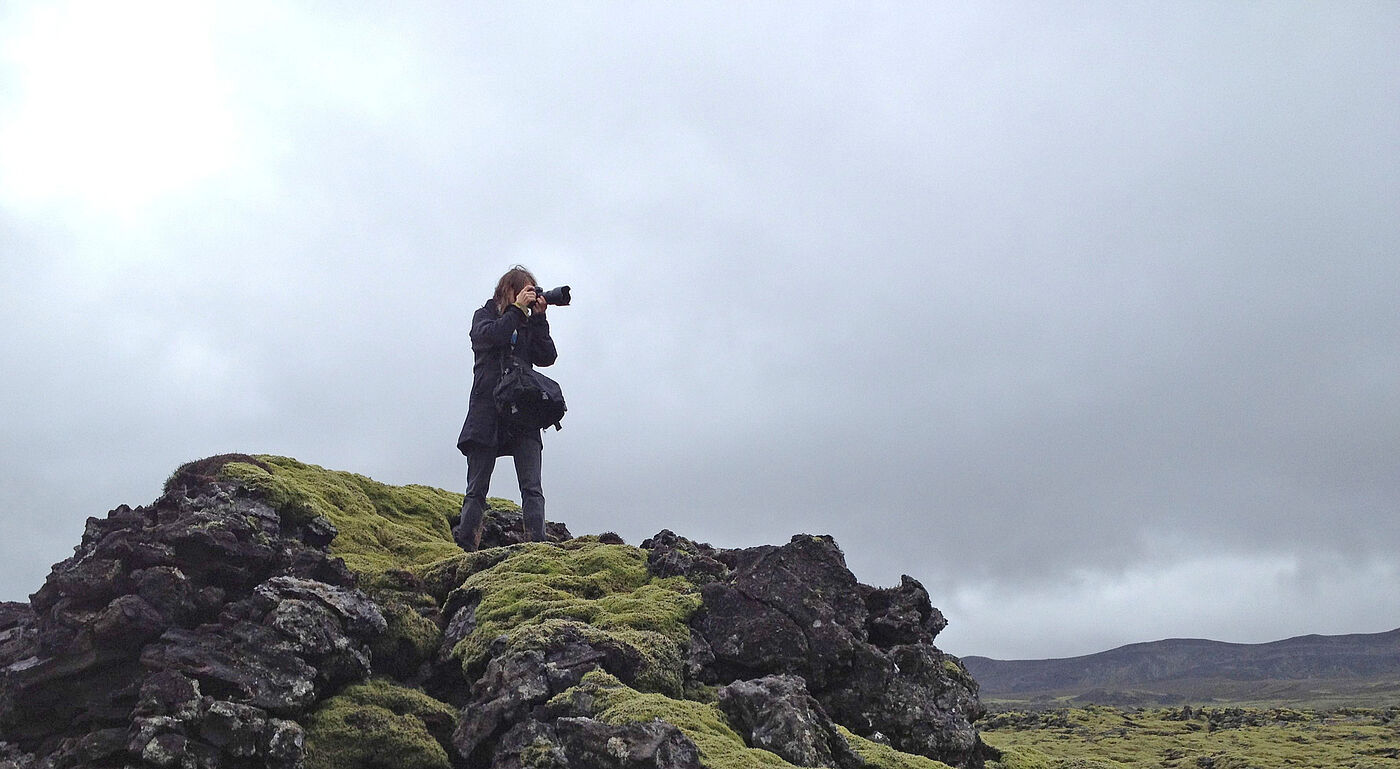 Die renommierte Fotografin Jordis Antonia Schlösser bereitet in einem Workshop auf die Teilnahme am Fotografie-Festival 2027 vor.
