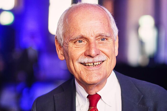 Dr. Jürgen Linden, Vorsitzender des Karlspreisdirektoriums und von 1989 bis 2009 Oberbürgermeister der Stadt Aachen, spricht am 25. Mai über die Gründungsgeschichte und die Bedeutung des Karlspreises.