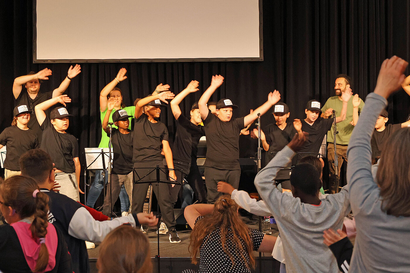 Kinder tanzen auf einer Bühne.