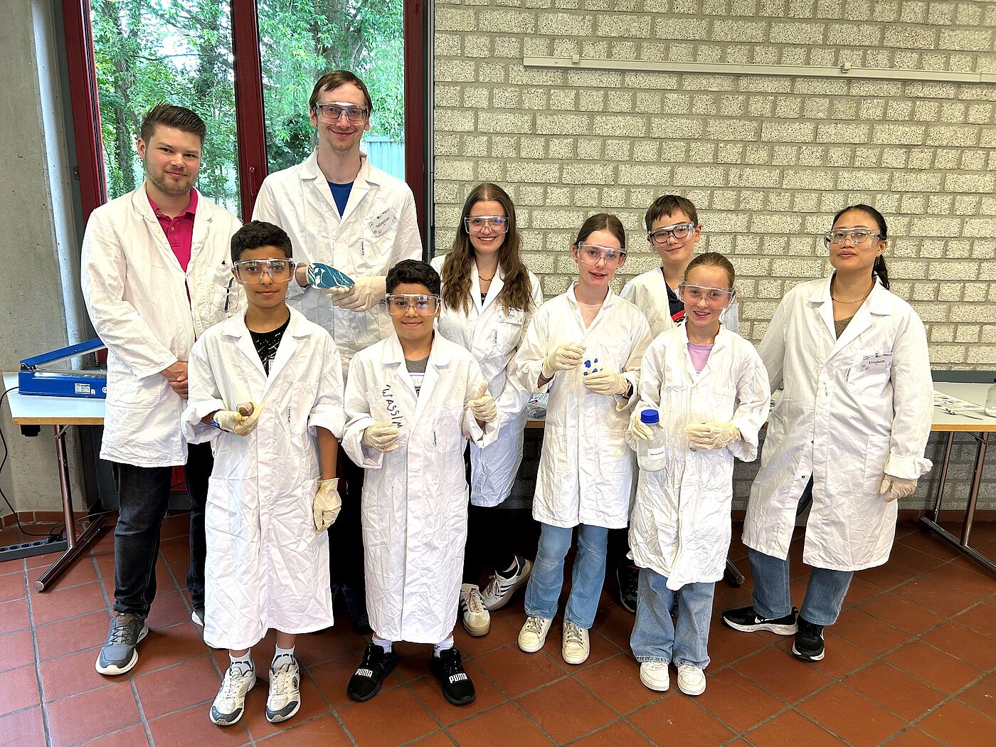 Die kleinen Forscherinnen und Forscher werden bei ihren Experimenten durch Mitarbeitende der Lernlabore der RWTH Aachen angeleitet. 