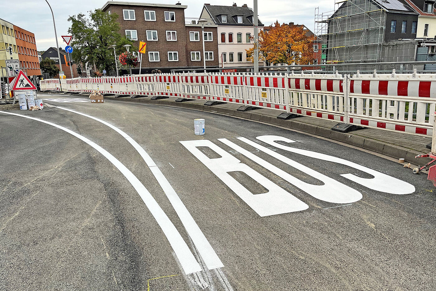 Eine Straße mit aufgemalter Busspur.