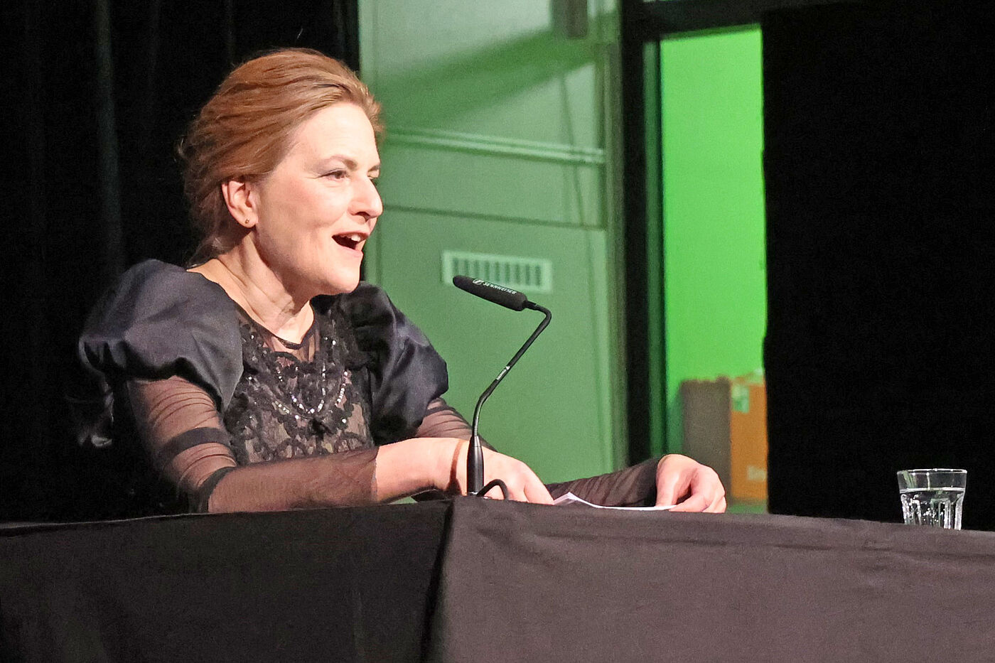 Schauspielerin Martina Gedeck las im ausverkauften Bürgersaal Roetgen aus Tania Blixens „Babettes Fest“.