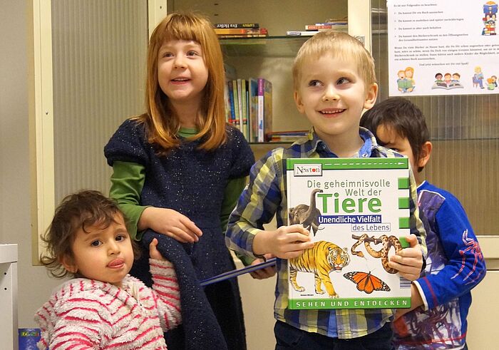 Kinder zeigen ihre neuen Bücher