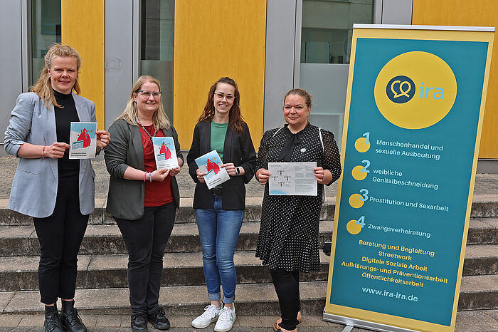 Zwei neue, vom Verein ira entwickelte Broschüren informieren jetzt über die Themen weibliche Genitalbeschneidung und interkulturelles Periodenwissen. Vorgestellt wurden sie von (v.l.n.r.): Mona Plate, Silke Peters, Katharina Vorberg und Géraldine Wronski.