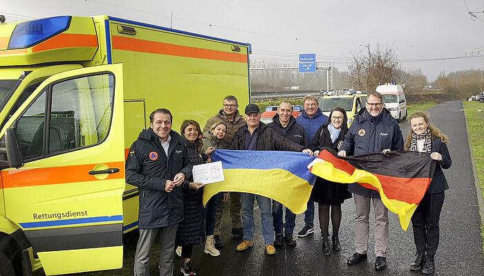 Mehrere ausrangierte, aber funktionstüchtige Rettungsfahrzeuge sowie weitere Nutzfahrzeuge machten sich nun von der StädteRegion Aachen aus auf den Weg in die Ukraine. Sie wurden von Vertretern des Blau-Gelben Kreuzes in Empfang genommen.