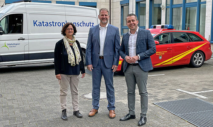 Kreisdirektorin Birgit Nolte und die Mitglieder der Projektgruppe, Thomas Johnen und Andreas Dovern freuen sich über den Rückenwind für das Strategiepapier zur Neuausrichtung des Katastrophenschutzes.