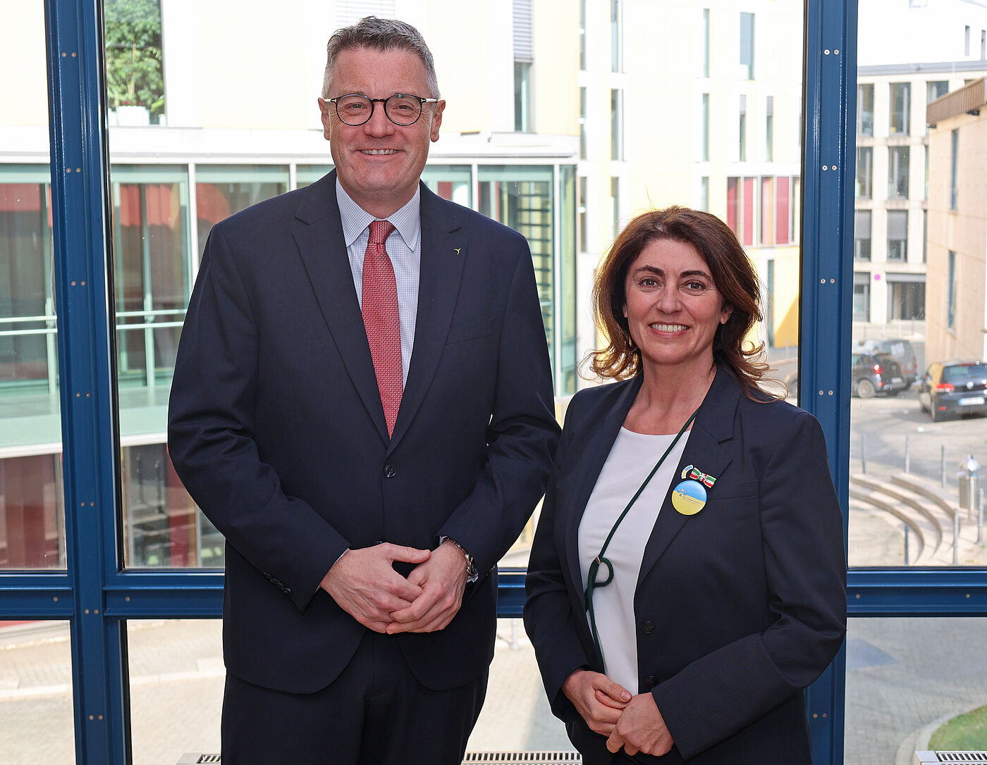 Ein Mann und eine Frau stehen nebeneinander.