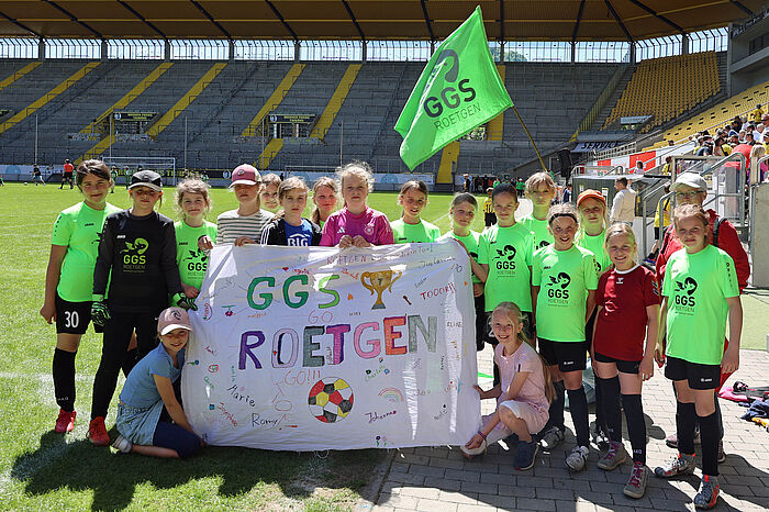 Die Mädchenmannschaft der GGS Roetgen steht auf dem Rasen im Tivoli.