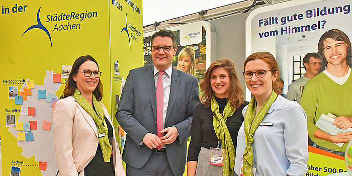 eine Gruppe Personen am Messestand der StädteRegion Aachen