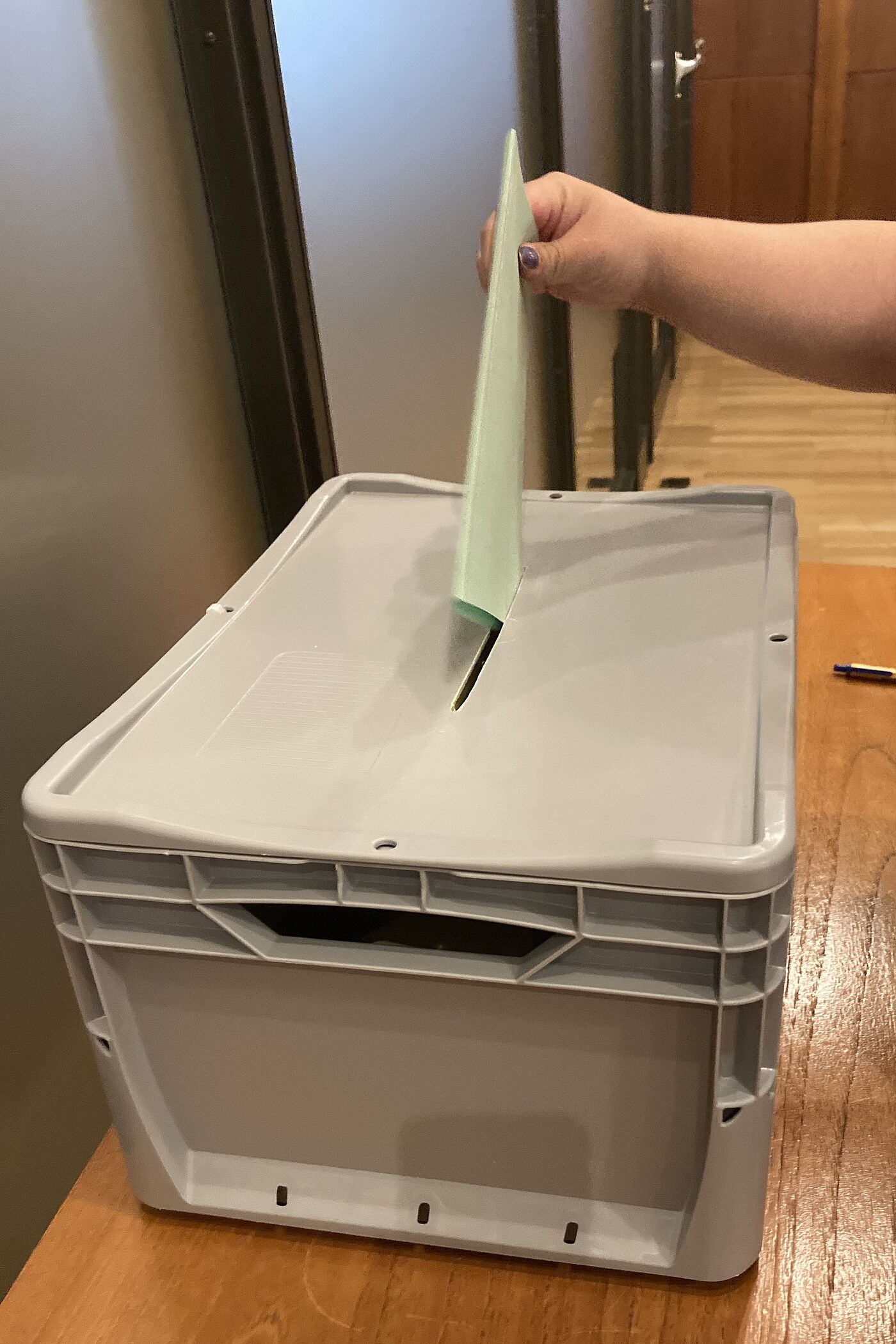 Eine nachgestellte Wahlurne.