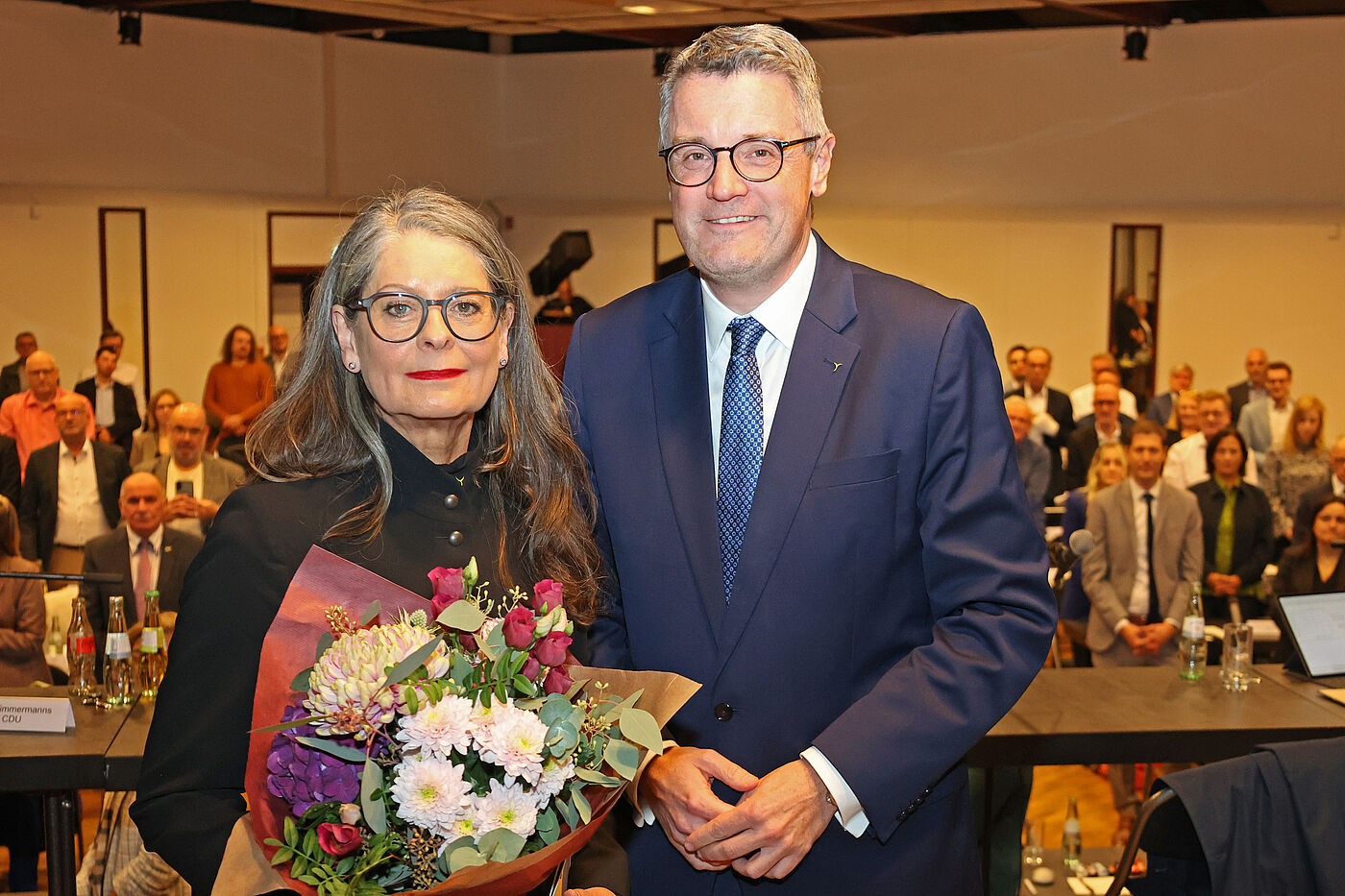 Eine Frau und ein Mann mit einem Blumenstrauß.